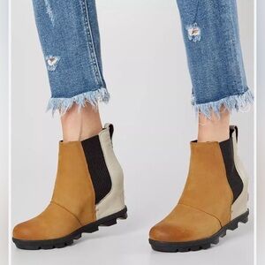 SOREL  Joan Of Arctic Leather
Wedge Chelsea Boots in Carmel Brown White,size 9